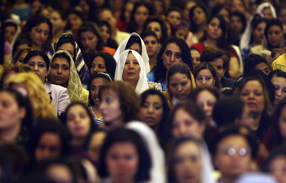 البابا شنودة: لا أحد يجبرنا على مخالفة تعاليم الانجيل   صورة رقم 3