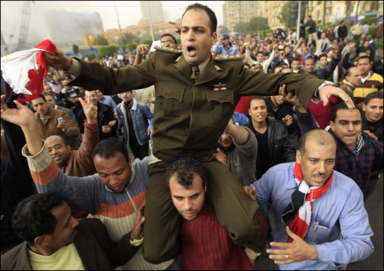 مبارك يكلف رئيس الوزراء الجديد ببدء الحوار مع المعارضة صورة رقم 7
