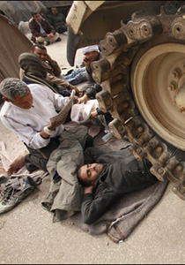 استمرار التظاهرات في القاهرة والمطالبة بتنحي الرئيس مبارك صورة رقم 1