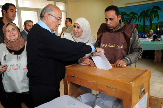 استبعاد احمد شفيق آخر رئيس حكومة بعهد مبارك من الانتخابات  صورة رقم 6