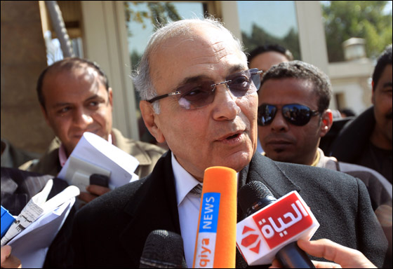 استبعاد احمد شفيق آخر رئيس حكومة بعهد مبارك من الانتخابات  صورة رقم 4