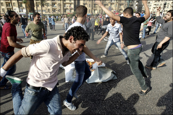 الاف المتظاهرين بميدان التحرير يطالبون بتحقيق مطالب الثورة صورة رقم 15