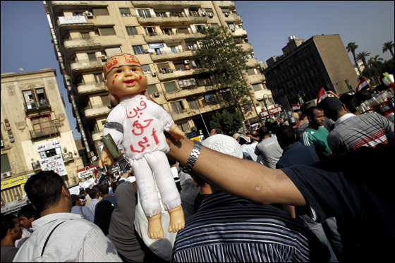 الاف المتظاهرين بميدان التحرير يطالبون بتحقيق مطالب الثورة صورة رقم 14