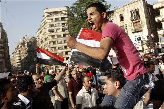 الاف المتظاهرين بميدان التحرير يطالبون بتحقيق مطالب الثورة صورة رقم 7