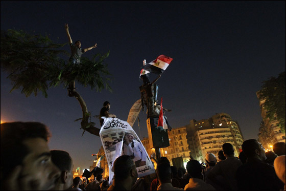 الاف المتظاهرين بميدان التحرير يطالبون بتحقيق مطالب الثورة صورة رقم 9