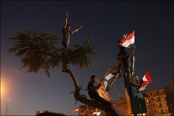 الاف المتظاهرين بميدان التحرير يطالبون بتحقيق مطالب الثورة صورة رقم 8