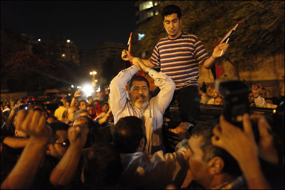 الاف المتظاهرين بميدان التحرير يطالبون بتحقيق مطالب الثورة صورة رقم 4