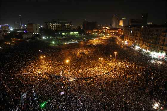 الاف المتظاهرين بميدان التحرير يطالبون بتحقيق مطالب الثورة صورة رقم 12