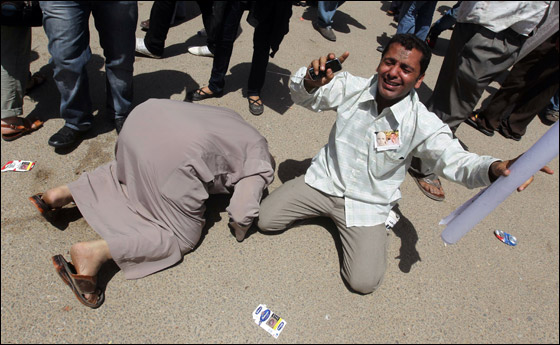 الاف المتظاهرين بميدان التحرير يطالبون بتحقيق مطالب الثورة صورة رقم 10