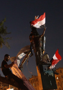 الاف المتظاهرين بميدان التحرير يطالبون بتحقيق مطالب الثورة صورة رقم 1