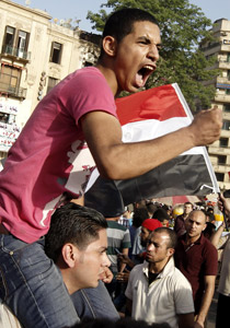 الاف المتظاهرين بميدان التحرير يطالبون بتحقيق مطالب الثورة صورة رقم 2
