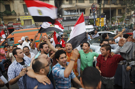 مصر: احمد شفيق يعلن فوزه بالانتخابات ومرسي يحتفل بالفوز صورة رقم 17