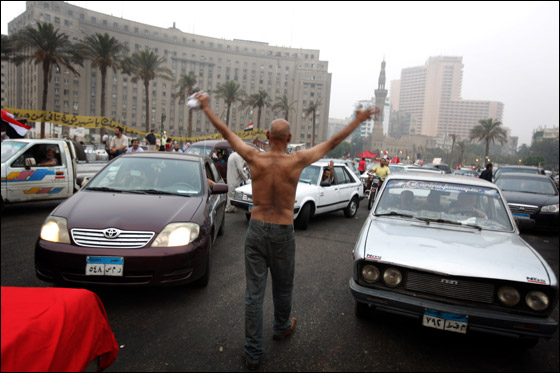 مصر: احمد شفيق يعلن فوزه بالانتخابات ومرسي يحتفل بالفوز صورة رقم 4