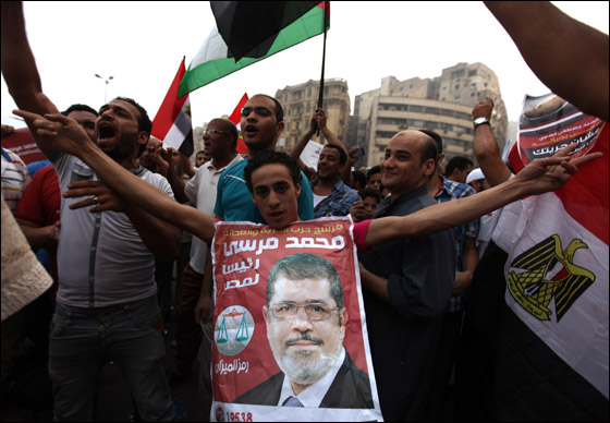 مصر: احمد شفيق يعلن فوزه بالانتخابات ومرسي يحتفل بالفوز صورة رقم 35