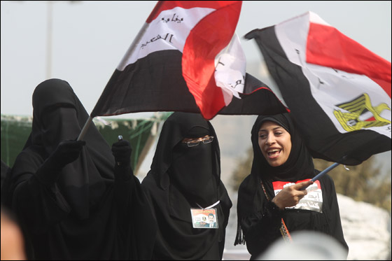 مصر: احمد شفيق يعلن فوزه بالانتخابات ومرسي يحتفل بالفوز صورة رقم 9