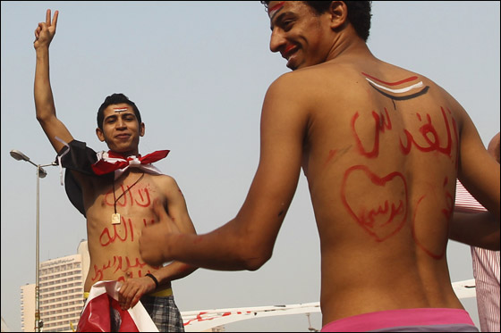 مصر: احمد شفيق يعلن فوزه بالانتخابات ومرسي يحتفل بالفوز صورة رقم 26