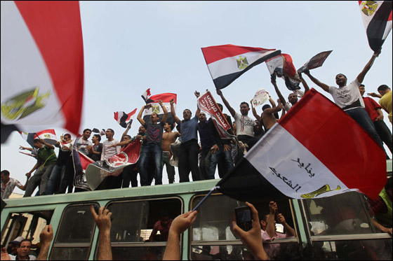 مصر: احمد شفيق يعلن فوزه بالانتخابات ومرسي يحتفل بالفوز صورة رقم 34