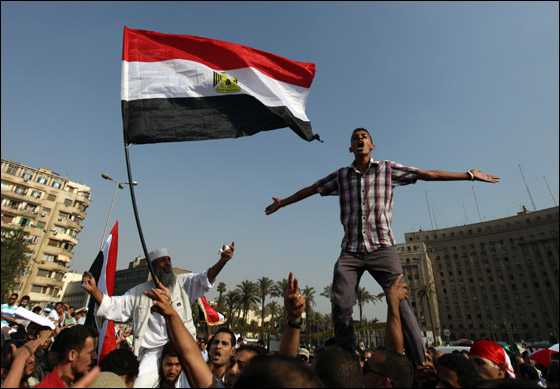 آلاف المصريين يتوافدون الى 