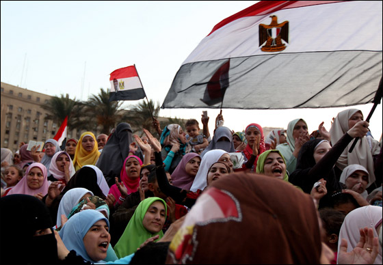آلاف المصريين يتوافدون الى 