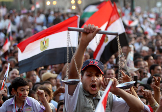 آلاف المصريين يتوافدون الى 