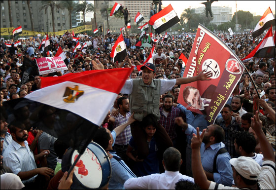 آلاف المصريين يتوافدون الى 