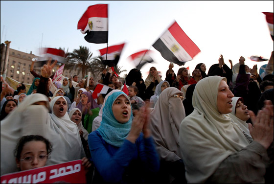آلاف المصريين يتوافدون الى 