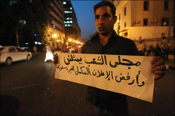 آلاف المصريين يتوافدون الى 