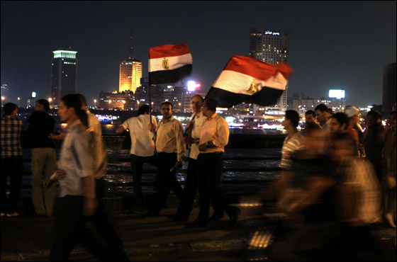 آلاف المصريين يتوافدون الى 