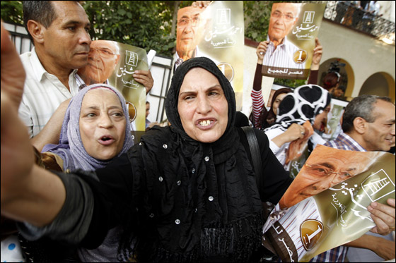 آلاف المصريين يتوافدون الى 