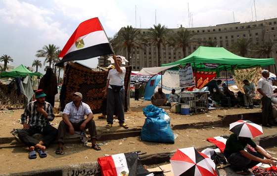 احتشاد الالاف في ميدان التحرير قبل ساعات من اعلان الرئيس المصري صورة رقم 6