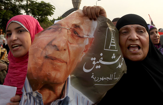 احتشاد الالاف في ميدان التحرير قبل ساعات من اعلان الرئيس المصري صورة رقم 12