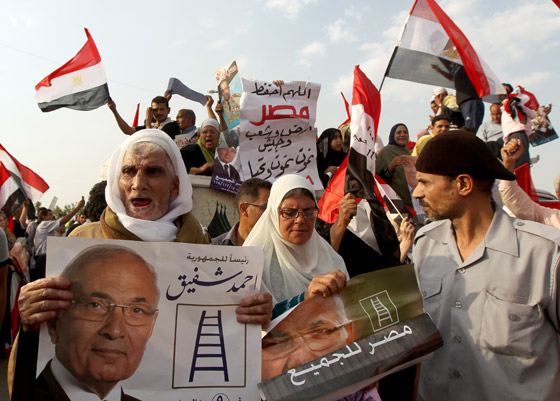 احتشاد الالاف في ميدان التحرير قبل ساعات من اعلان الرئيس المصري صورة رقم 18