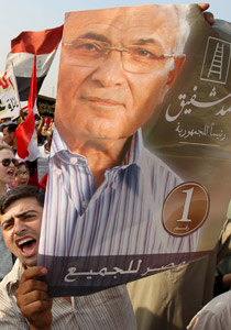 احتشاد الالاف في ميدان التحرير قبل ساعات من اعلان الرئيس المصري صورة رقم 1