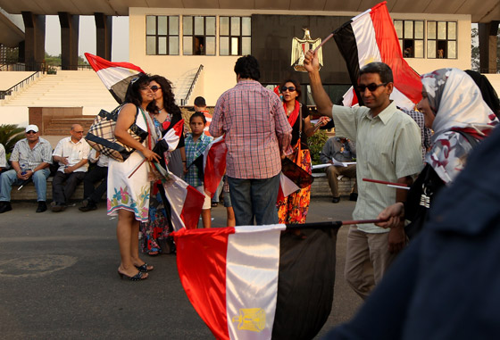 احتشاد الالاف في ميدان التحرير قبل ساعات من اعلان الرئيس المصري صورة رقم 21