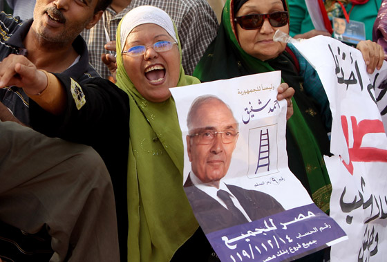 احتشاد الالاف في ميدان التحرير قبل ساعات من اعلان الرئيس المصري صورة رقم 22