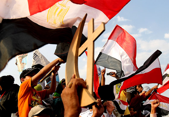 احتشاد الالاف في ميدان التحرير قبل ساعات من اعلان الرئيس المصري صورة رقم 24