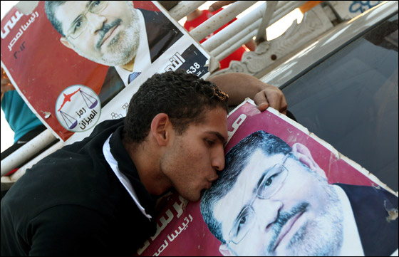 محمد مرسي يشجع على المصالحة واستمرار الثورة في اول خطاب له صورة رقم 18
