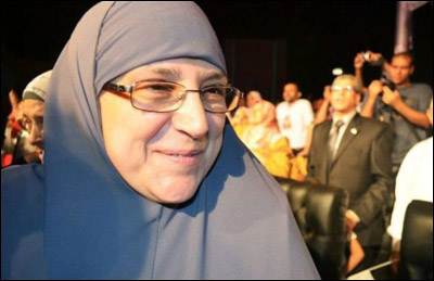 بالفيديو.. مرسي يجهش بالبكاء اثناء ادائه العمرة برفقة زوجته! 	 صورة رقم 2