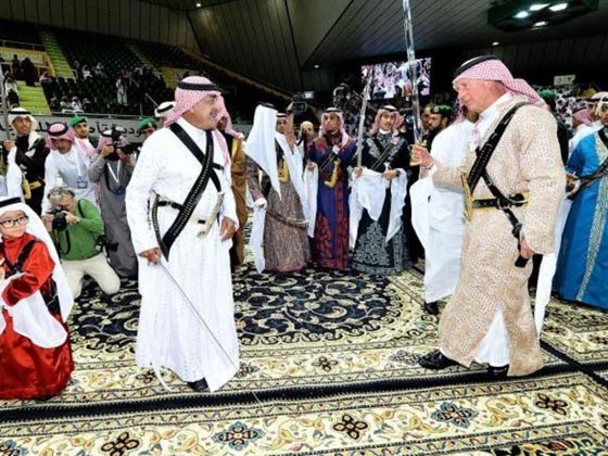 شاهد الامير تشارلز ولي عهد بريطانيا بالزي السعودي والسيف والخنجر صورة رقم 1