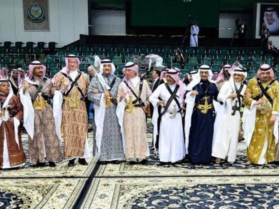 شاهد الامير تشارلز ولي عهد بريطانيا بالزي السعودي والسيف والخنجر صورة رقم 2