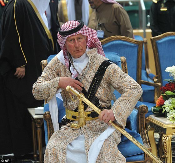 شاهد الامير تشارلز ولي عهد بريطانيا بالزي السعودي والسيف والخنجر صورة رقم 4
