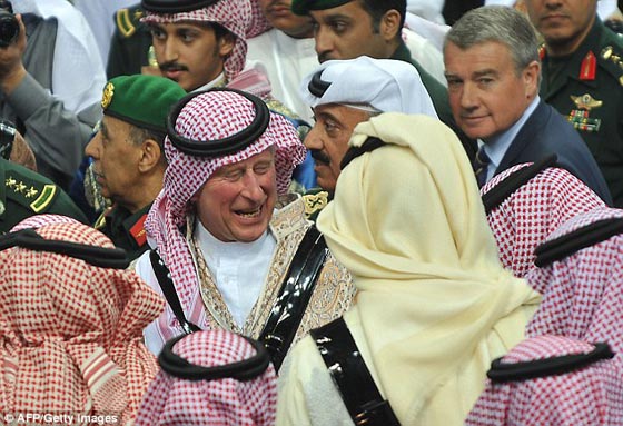 شاهد الامير تشارلز ولي عهد بريطانيا بالزي السعودي والسيف والخنجر صورة رقم 5