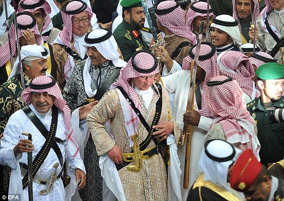 شاهد الامير تشارلز ولي عهد بريطانيا بالزي السعودي والسيف والخنجر صورة رقم 6