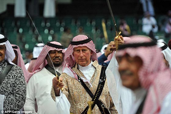 شاهد الامير تشارلز ولي عهد بريطانيا بالزي السعودي والسيف والخنجر صورة رقم 7