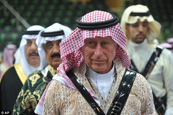 شاهد الامير تشارلز ولي عهد بريطانيا بالزي السعودي والسيف والخنجر صورة رقم 8
