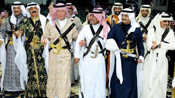 شاهد الامير تشارلز ولي عهد بريطانيا بالزي السعودي والسيف والخنجر صورة رقم 9