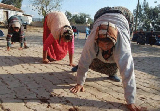 صور عائلة تركية يمشي افرادها على اطرافهم الاربعة كالحيوانات! صورة رقم 2 صور عائلة تركية يمشي افرادها على اطرافهم الاربعة كالحيوانات! صورة رقم 2