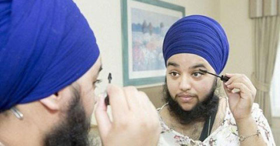 امرأة تشارك في معرض للملتحين صورة رقم 4