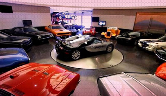 بالصور.. رجال اعمال ومشاهير يمتلكون افخم كراجات سيارات صورة رقم 5