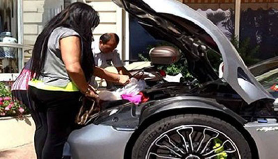 بالفيديو.. شاهد كيف ضاقت اقوى سيارة بورش في العالم بامتعة مالكتها الخليجية صورة رقم 1 بالفيديو.. شاهد كيف ضاقت اقوى سيارة بورش في العالم بامتعة مالكتها الخليجية صورة رقم 1